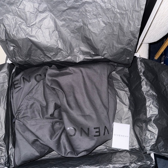 GIVENCHY - Picture 4 of 7